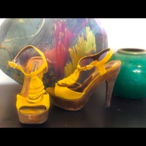 Steve Madden T-strap mustard wooden heels